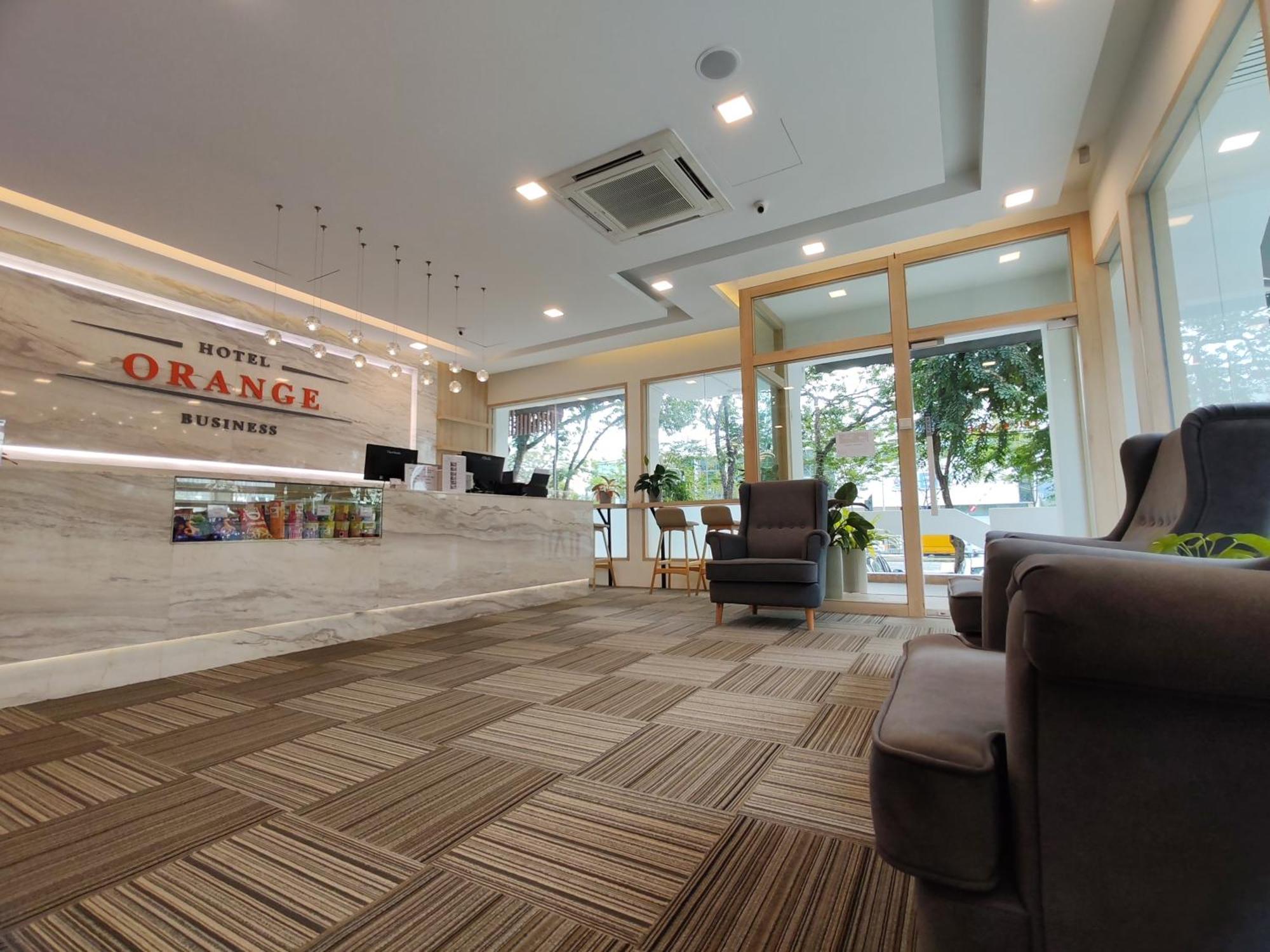 Orange Business Hotel Петалинг-Джая Экстерьер фото
