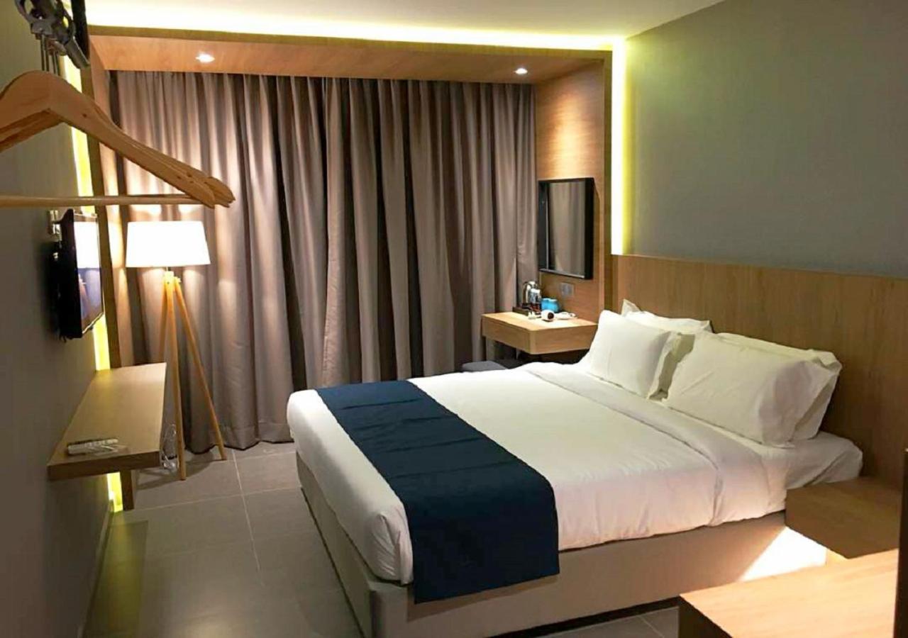 Orange Business Hotel Петалинг-Джая Экстерьер фото