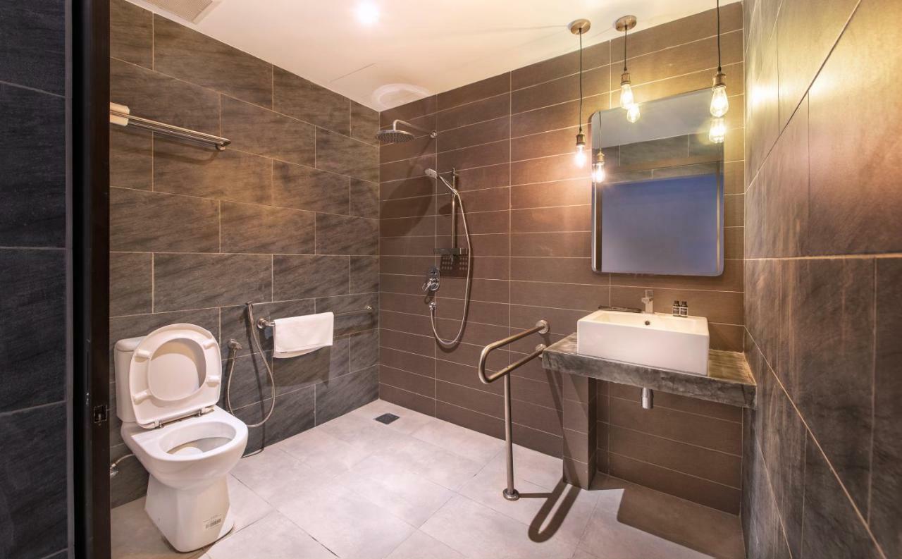 Orange Business Hotel Петалинг-Джая Экстерьер фото